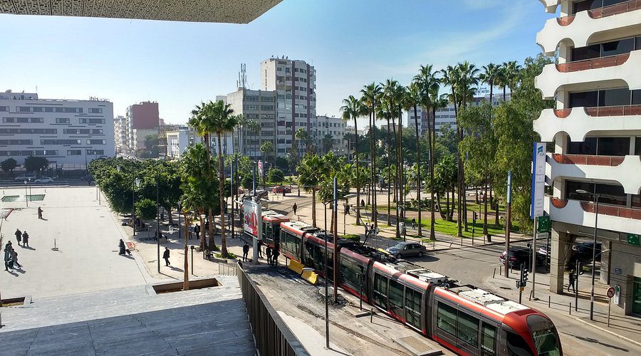 casablanca-tramway-passing